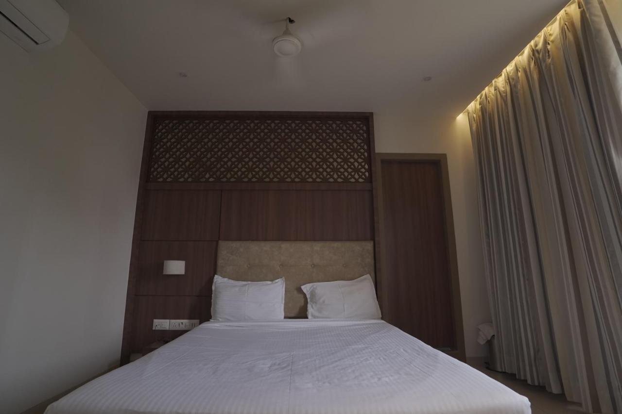 Hotel Mathoshree Тхане Экстерьер фото